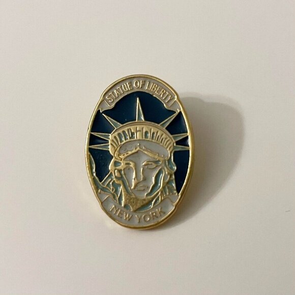 Vintage Statue of Liberty New York Pin Made in Canada - Picture 2 of 10